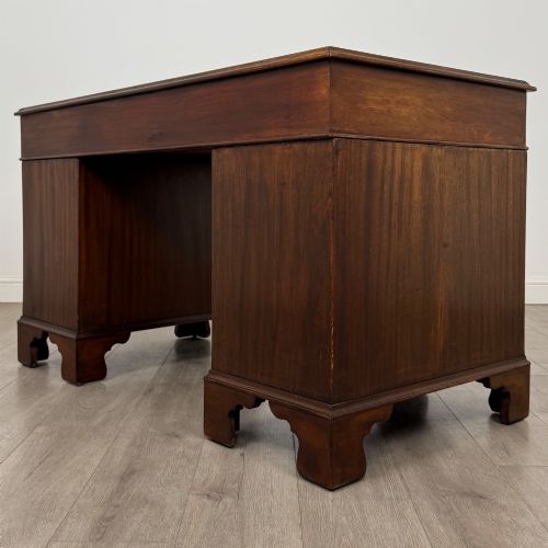ANTIQUE 20TH CENTURY LEATHER TOP PEDESTAL DESK IN MAHOGANY - ADDITIONAL PHOTO 5