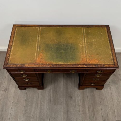 ANTIQUE 20TH CENTURY LEATHER TOP PEDESTAL DESK IN MAHOGANY - ADDITIONAL PHOTO 8