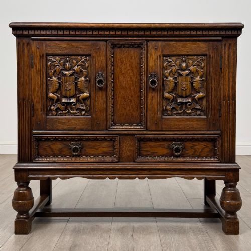 ANTIQUE 20TH CENTURY FINE QUALITY CARVED OAK CUPBOARD