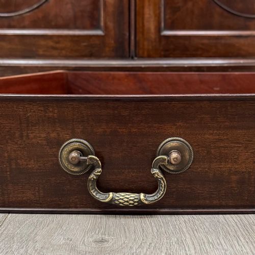 ANTIQUE 20TH CENTURY EDWARDIAN BOW FRONT CUPBOARD IN MAHOGANY - ADDITIONAL PHOTO 11