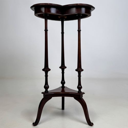 ANTIQUE 20TH CENTURY HEART SHAPED SIDE TABLE IN MAHOGANY