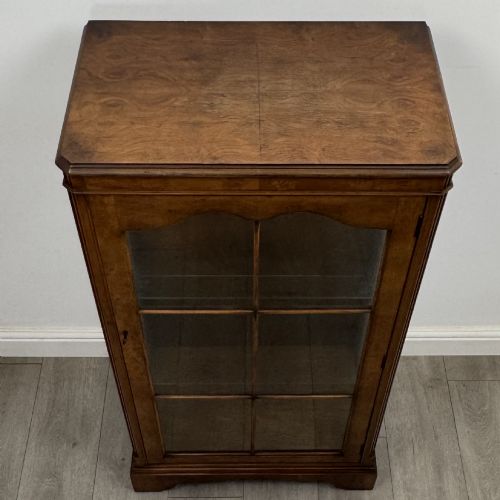 ANTIQUE 20TH CENTURY DISPLAY CABINET IN BURR WALNUT - ADDITIONAL PHOTO 9