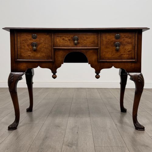ANTIQUE 20TH CENTURY GOOD QUALITY WRITING TABLE IN BURR WALNUT