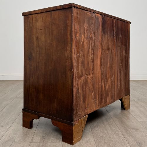 ANTIQUE 18TH CENTURY GEORGIAN CHEST OF DRAWERS IN MAHOGANY - ADDITIONAL PHOTO 3