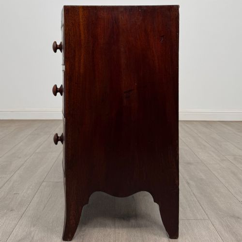 ANTIQUE 18TH CENTURY BOW FRONT CHEST OF DRAWERS IN MAHOGANY - ADDITIONAL PHOTO 2