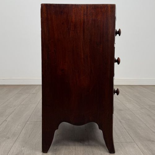 ANTIQUE 18TH CENTURY BOW FRONT CHEST OF DRAWERS IN MAHOGANY - ADDITIONAL PHOTO 6