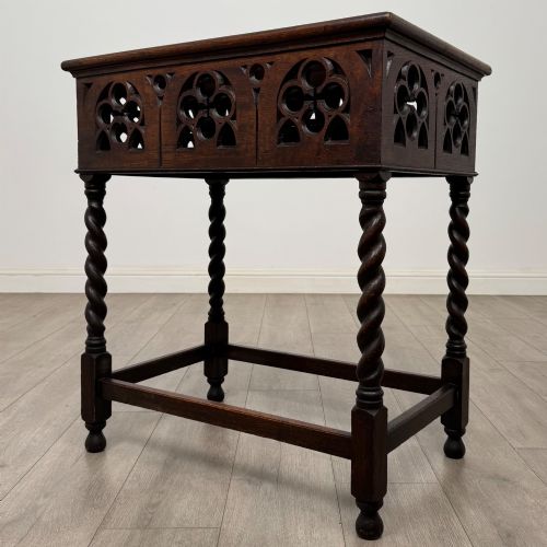 ANTIQUE 20TH CENTURY GOTHIC STYLE SIDE TABLE IN OAK - ADDITIONAL PHOTO 1