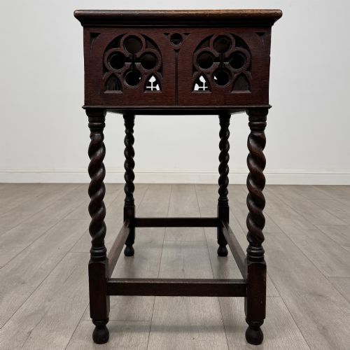 ANTIQUE 20TH CENTURY GOTHIC STYLE SIDE TABLE IN OAK - ADDITIONAL PHOTO 2