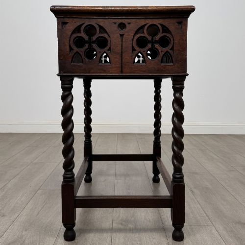 ANTIQUE 20TH CENTURY GOTHIC STYLE SIDE TABLE IN OAK - ADDITIONAL PHOTO 6