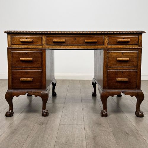 Antique 20th Century Good Quality Pedestal Desk in Oak