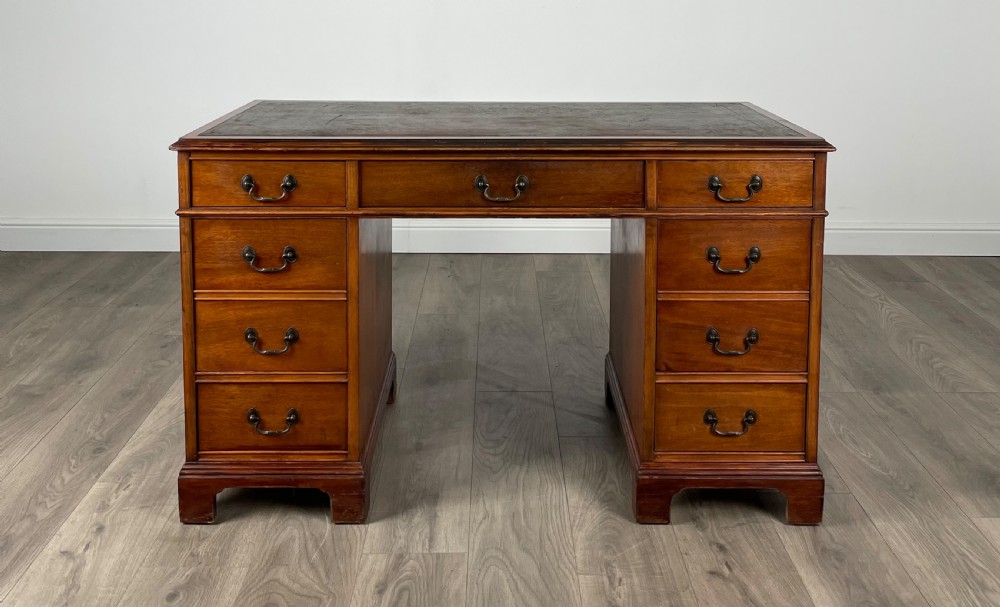 Antique Edwardian Pedestal Desk In Mahogany 