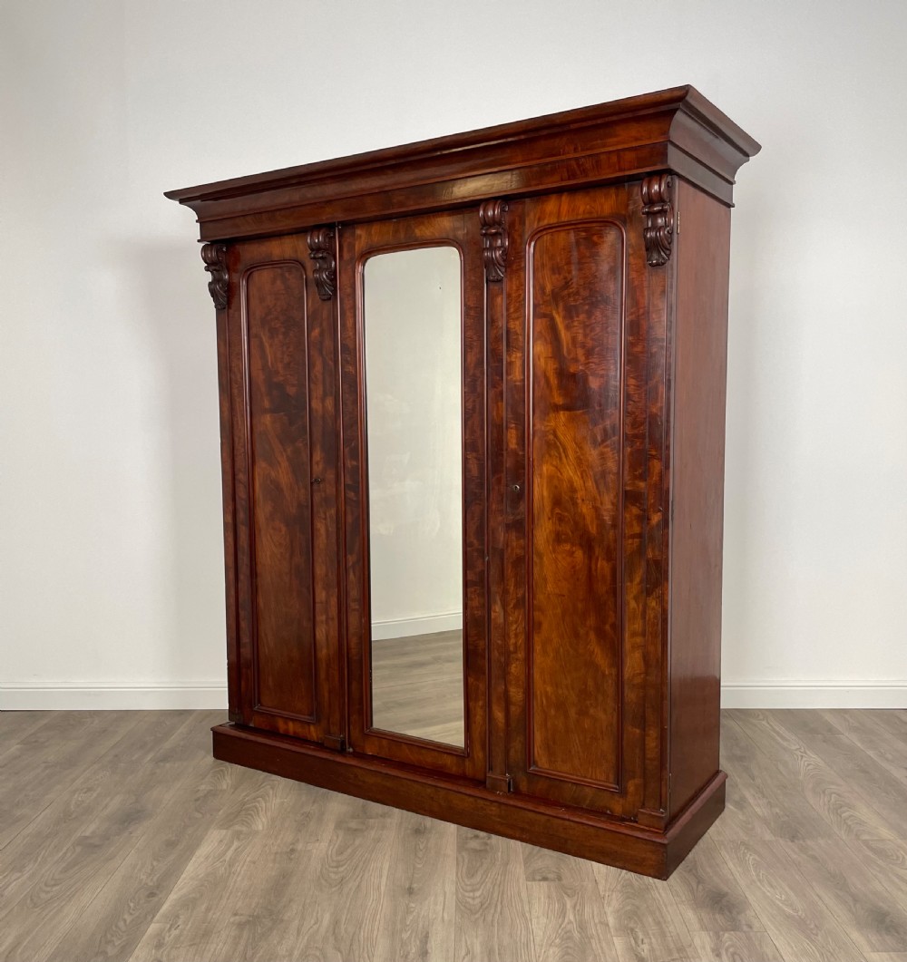 Large Antique 19th Century Wardrobe In Mahogany View V