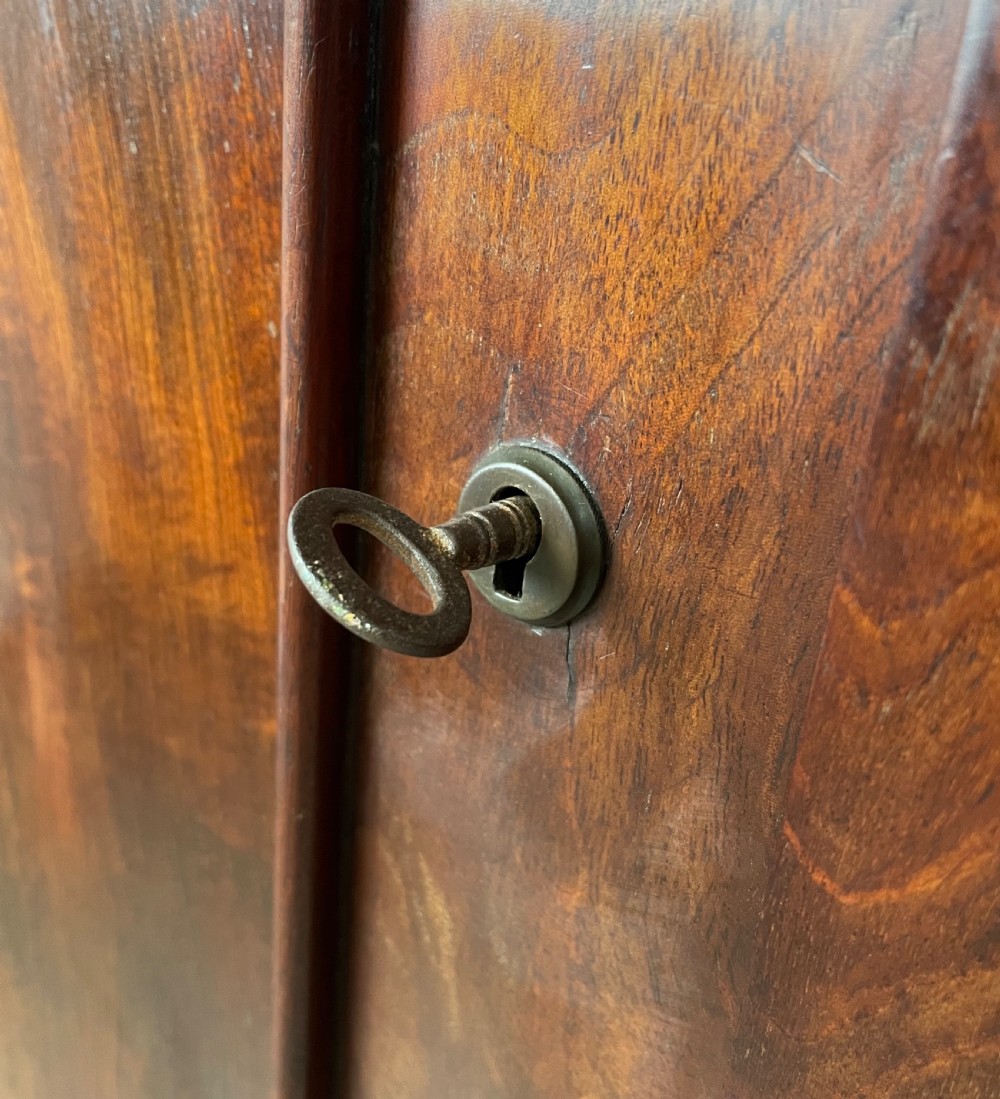 Large Antique 19th Century Wardrobe In Mahogany View IX