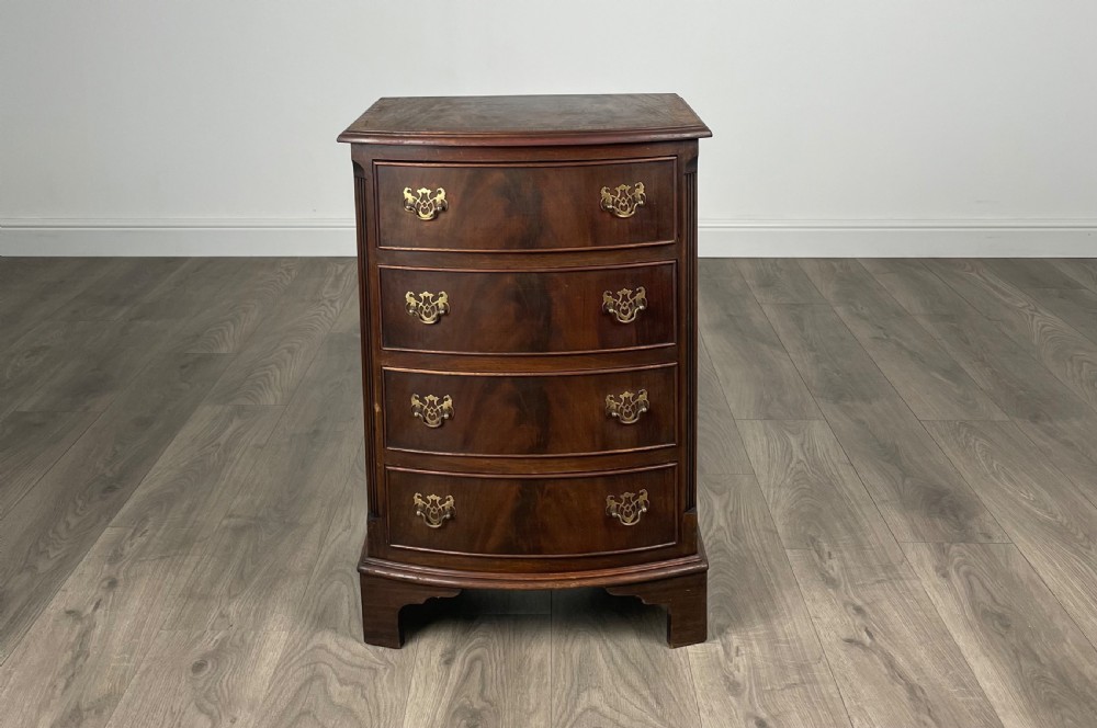Antique 20th Century Small Bow Front Chest Of Drawers In Mahogany