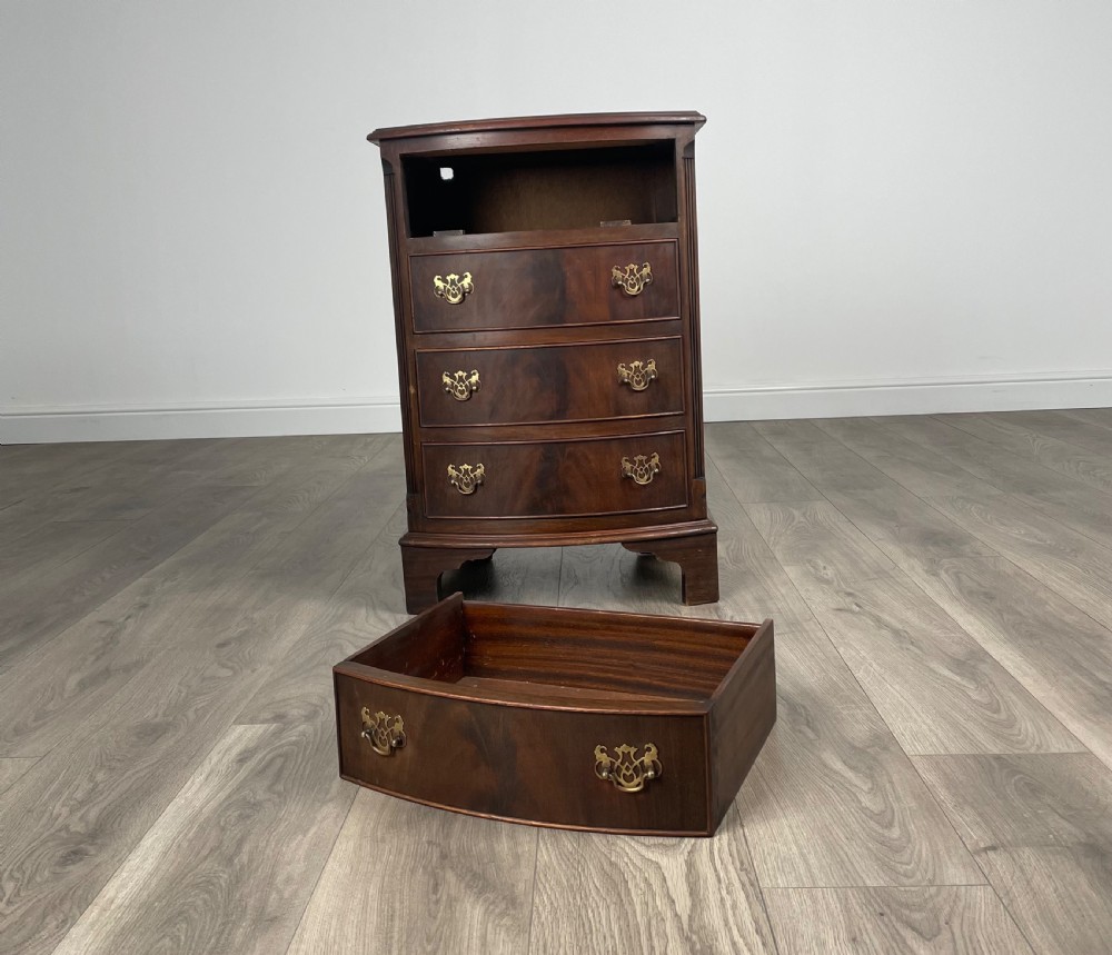 Antique 20th Century Small Bow Front Chest Of Drawers In Mahogany View II