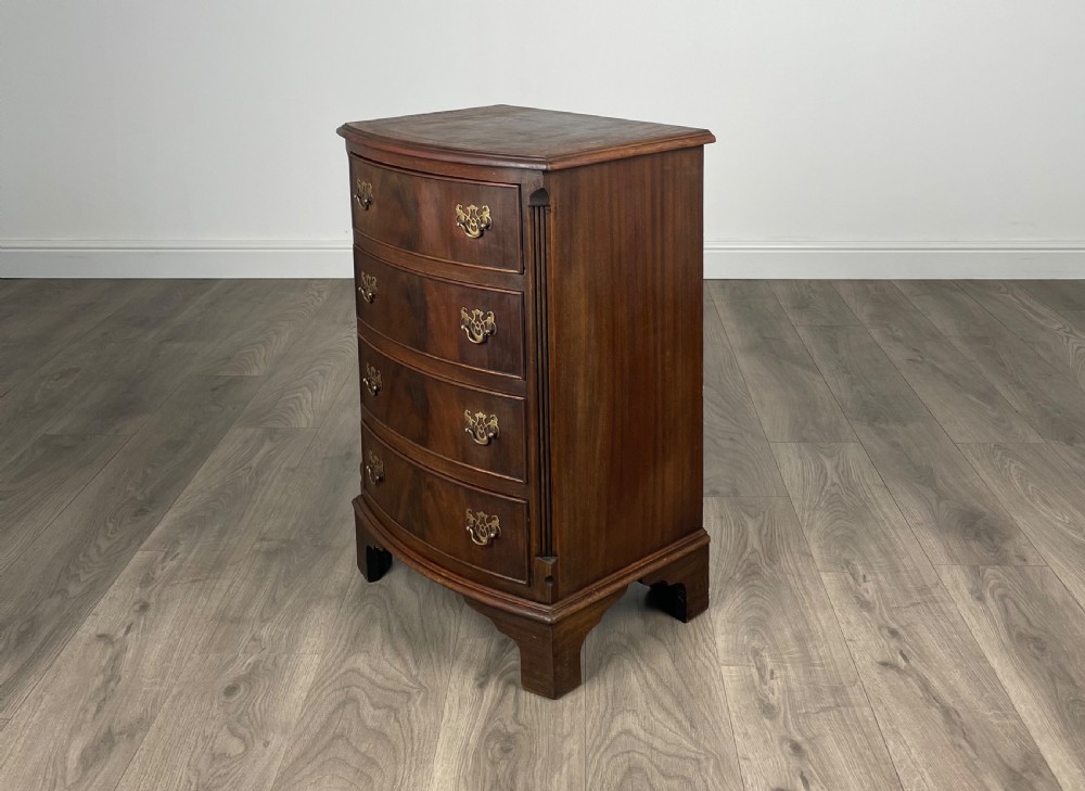 Antique 20th Century Small Bow Front Chest Of Drawers In Mahogany View IV