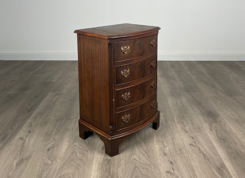 Antique 20th Century Small Bow Front Chest Of Drawers In Mahogany View VI