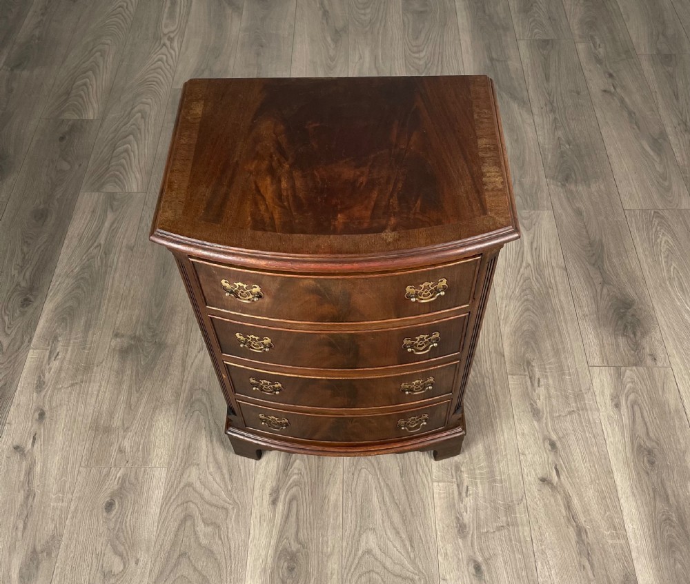 Antique 20th Century Small Bow Front Chest Of Drawers In Mahogany View VII