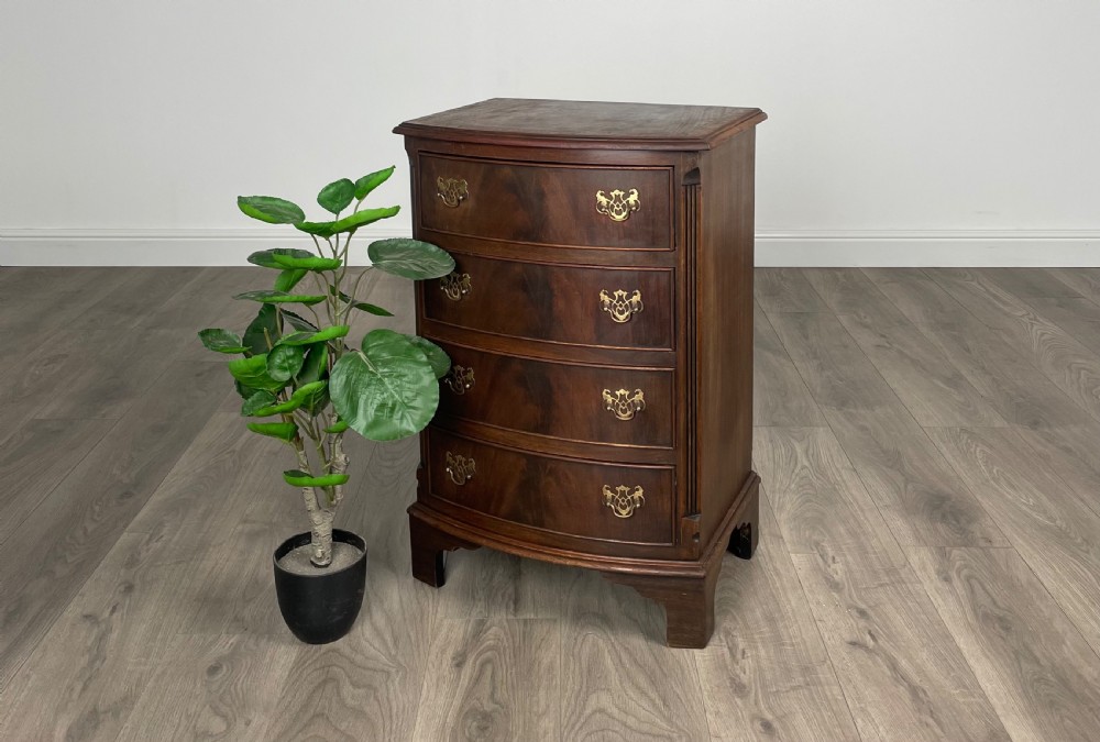 Antique 20th Century Small Bow Front Chest Of Drawers In Mahogany View IX