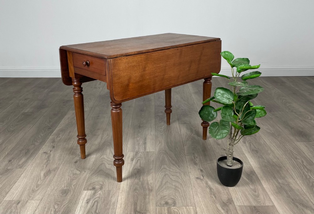 Antique 19th Century Pembroke Table In Mahogany 