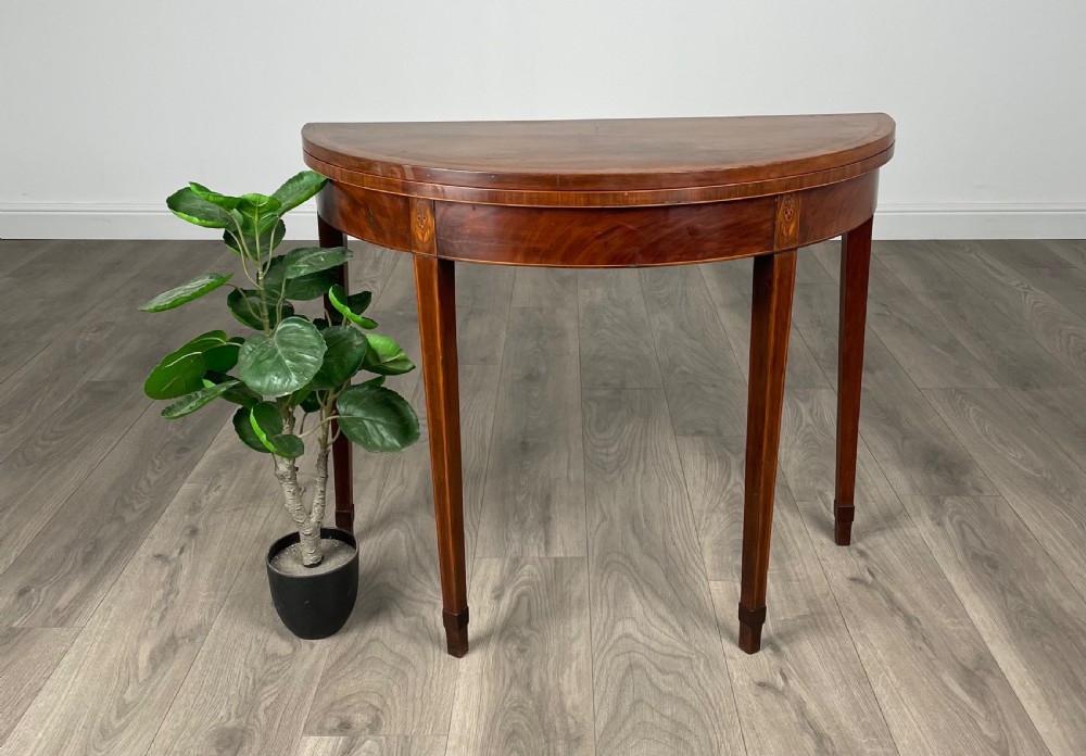 Antique 19th Century Round Inlaid Tea Table In Mahogany