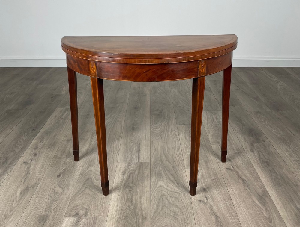 Antique 19th Century Round Inlaid Tea Table In Mahogany View II