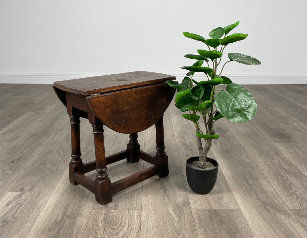 Antique 18th Century Side Table Of Small Proportion In Oak