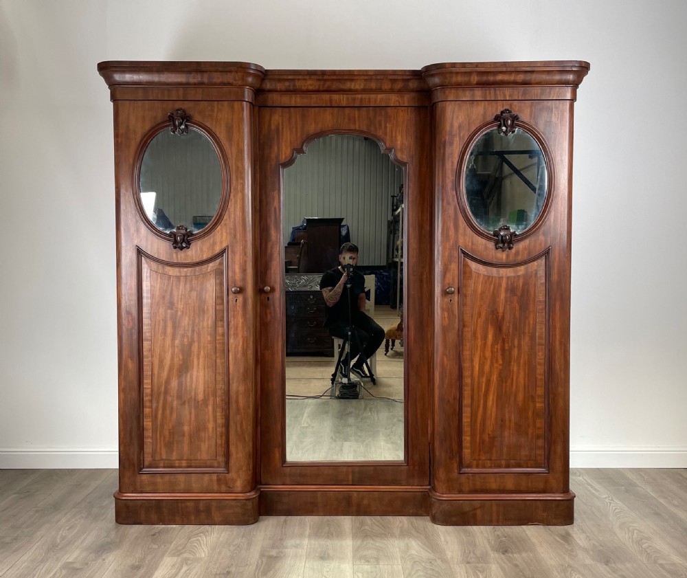 Antique 19th Century Compactum Wardrobe In Mahogany