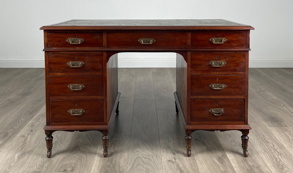 Antique Late 19th Century Pedestal Desk In Mahogany
