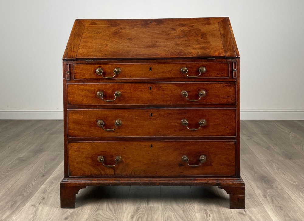 Antique Good Quality 18th Century Bureau In Mahogany