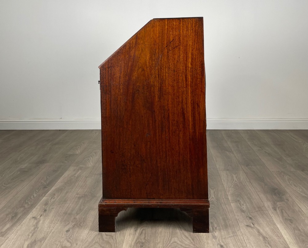 Antique Good Quality 18th Century Bureau In Mahogany View IV