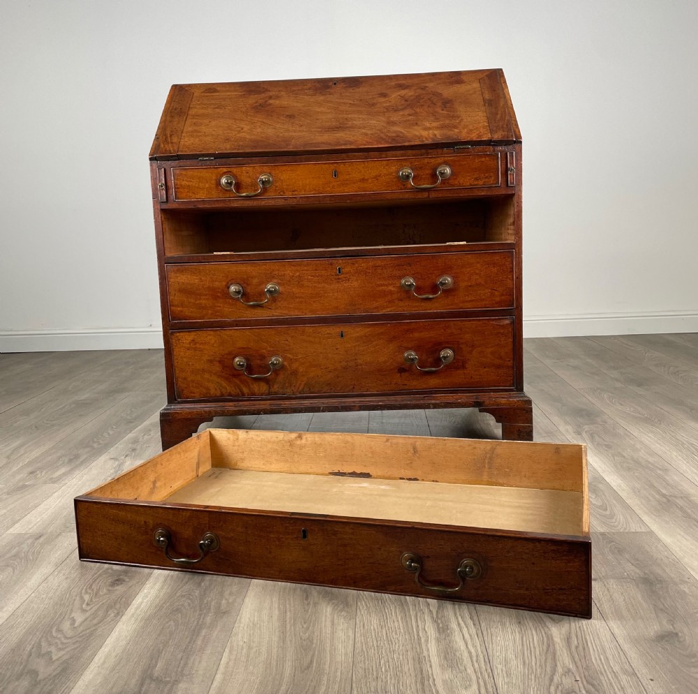 Antique Good Quality 18th Century Bureau In Mahogany View XI