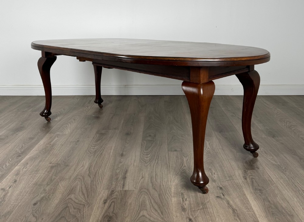 Antique 20th Century Queen Anne Style Dining Table In Mahogany