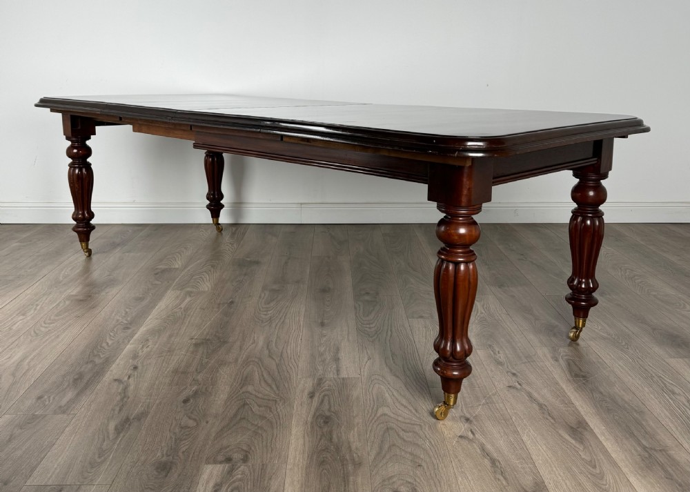 Antique 20th Century Victorian Style Dining Table In Mahogany