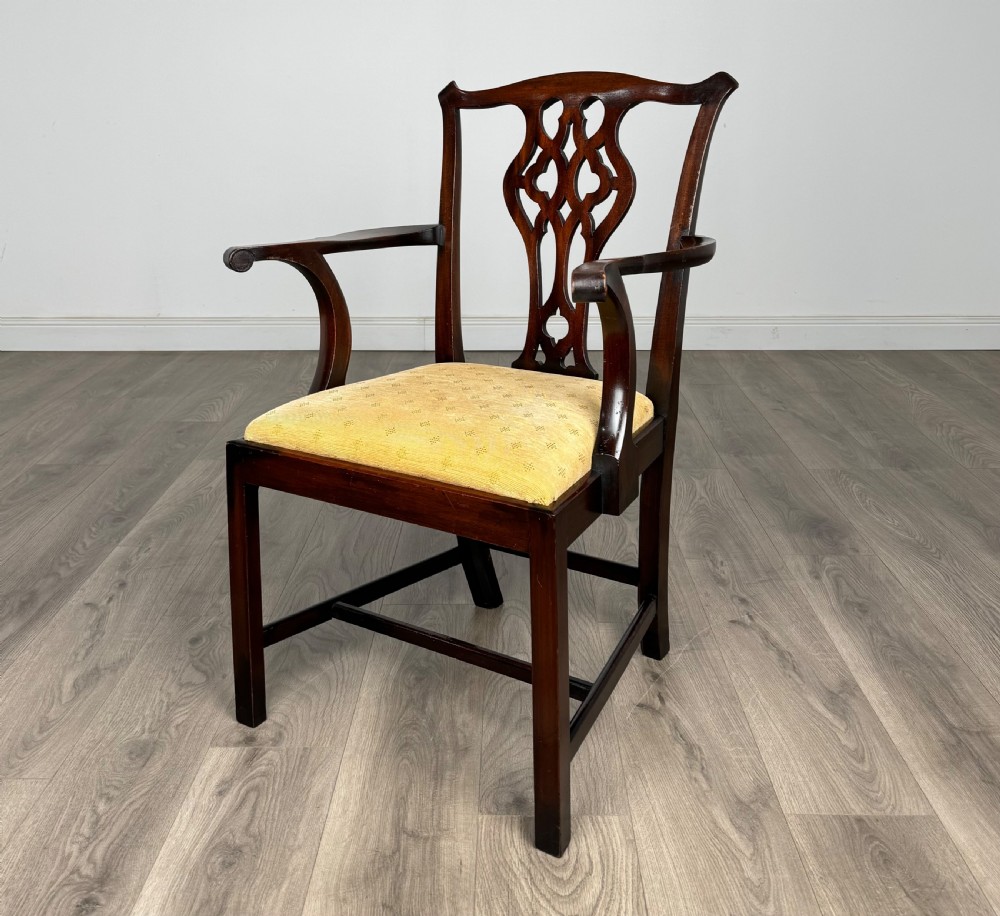Antique 20th Century Set Of 10 Chippendale Style Dining Chairs In Mahogany View II