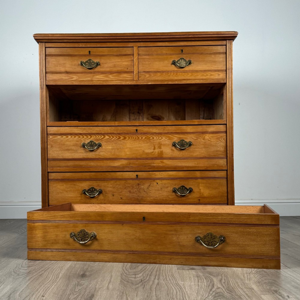  Antique Late 19th Century Fine Quality Chest Of Drawers In Oak 
 View X