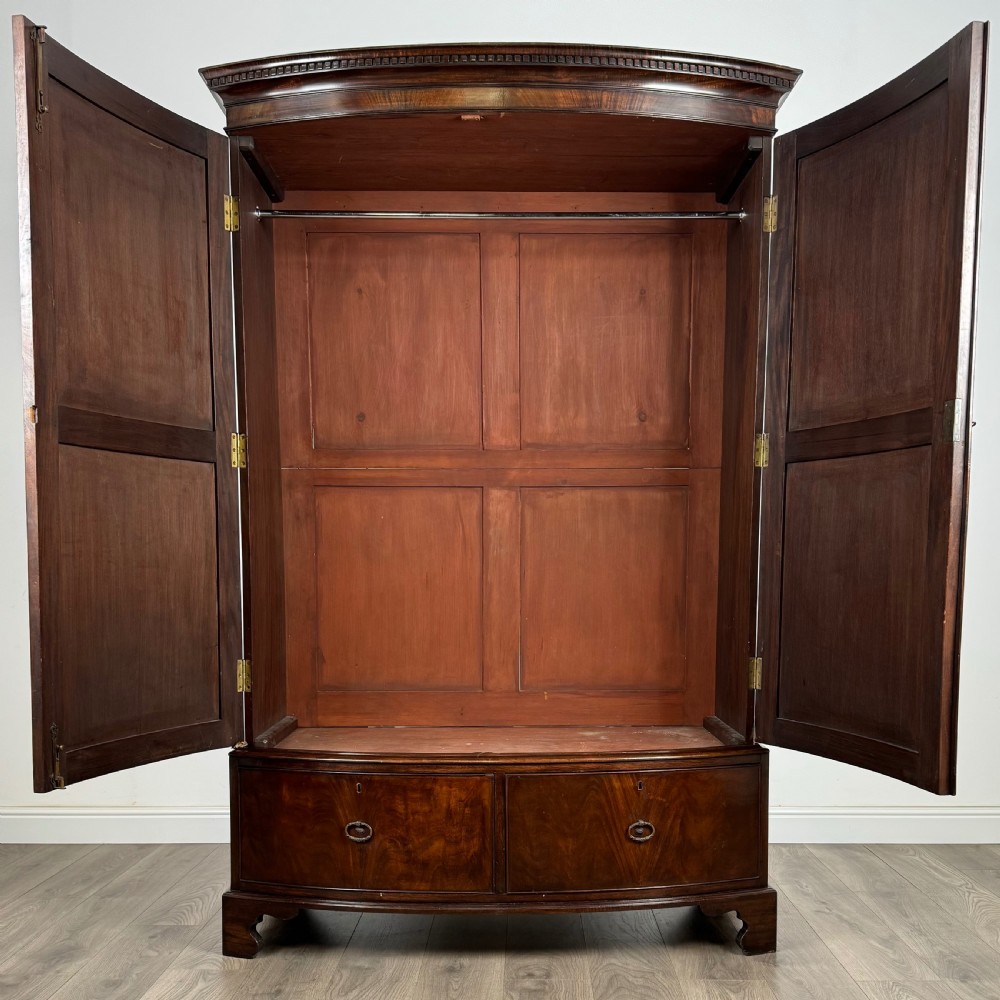 Antique 18th Century Bow Fronted Wardrobe In Mahogany 
 View II