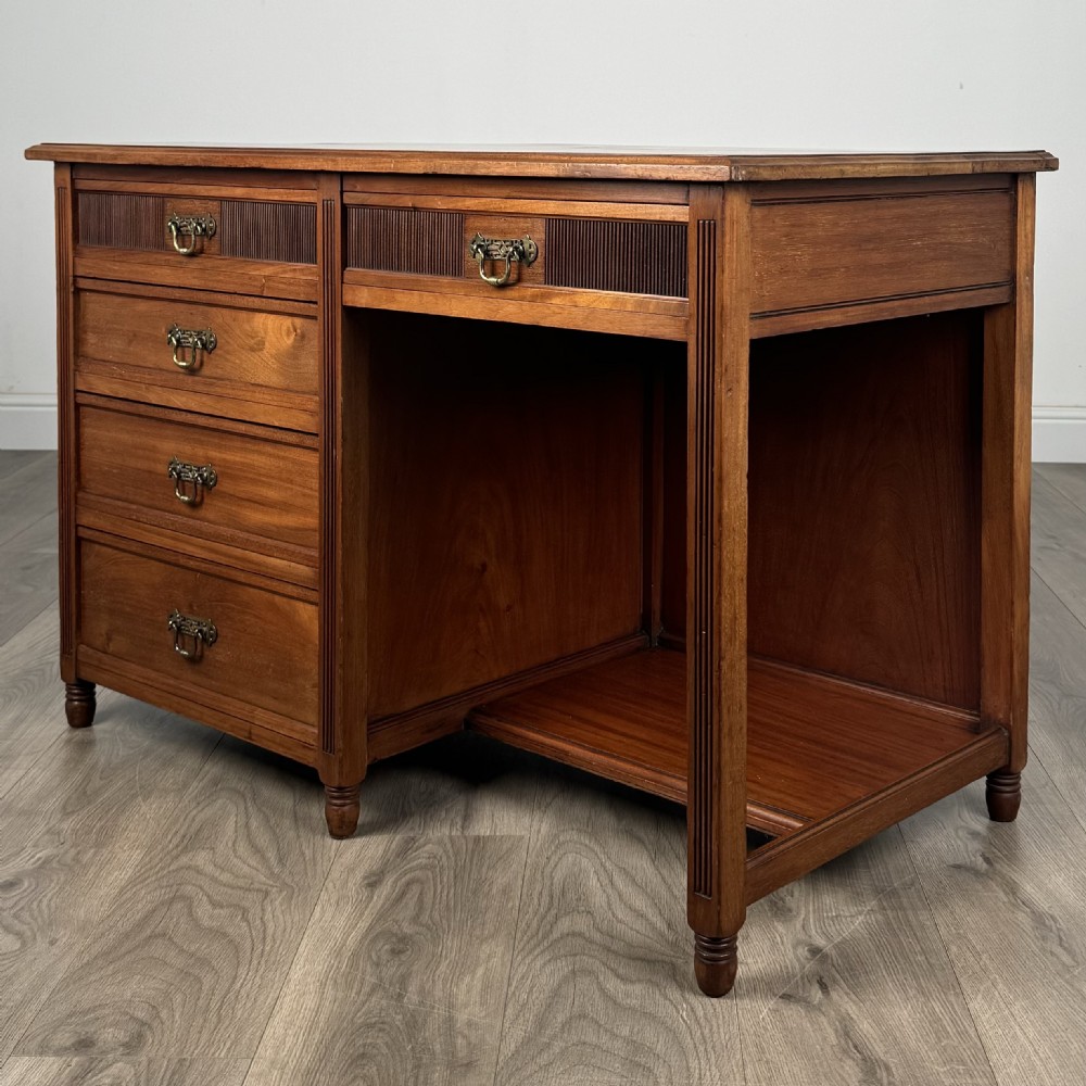  Antique 20th Century Single Pedestal Desk In Walnut 
 View II