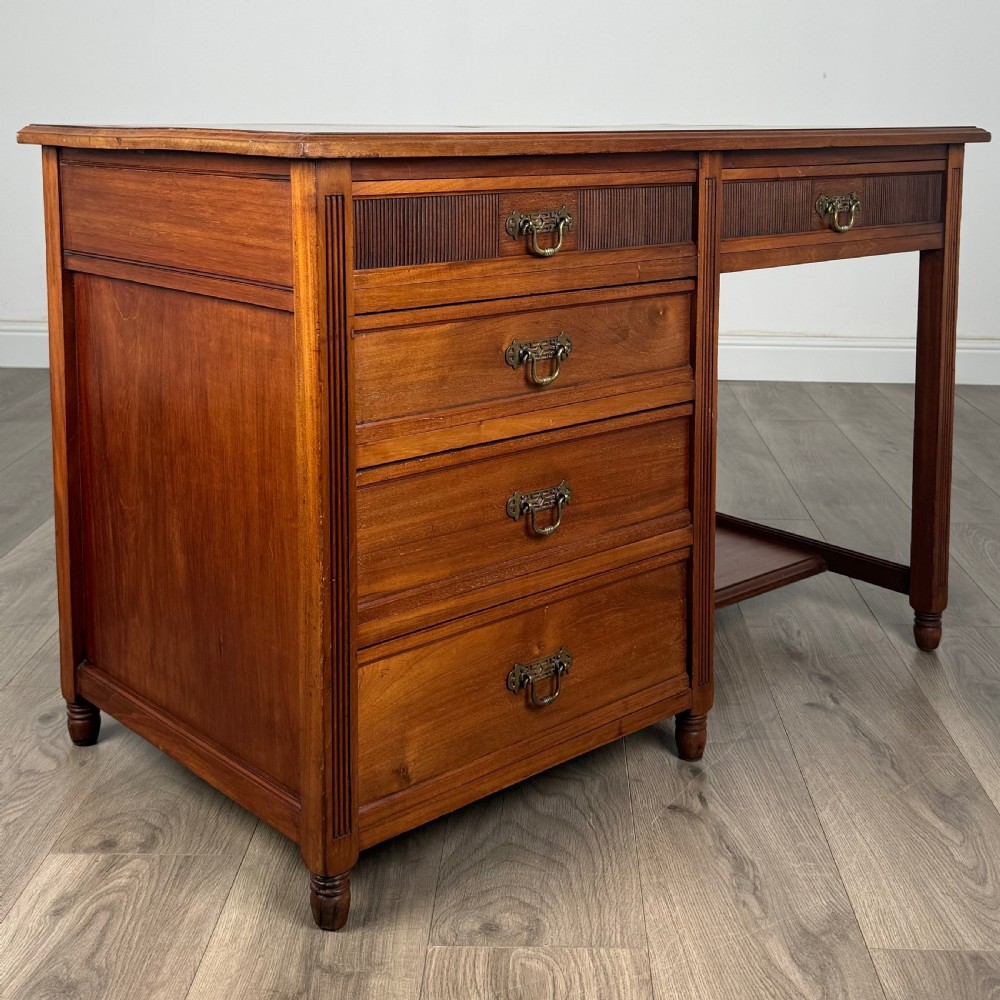  Antique 20th Century Single Pedestal Desk In Walnut 
 View VII