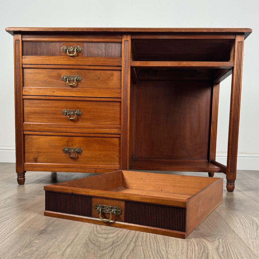  Antique 20th Century Single Pedestal Desk In Walnut 
 View X