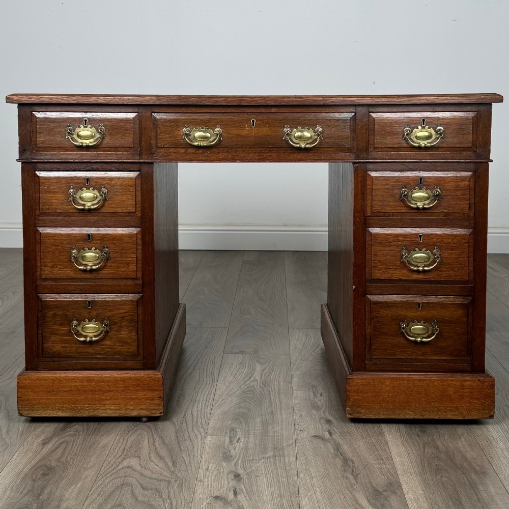  Antique 20th Century Pedestal Desk In Walnut