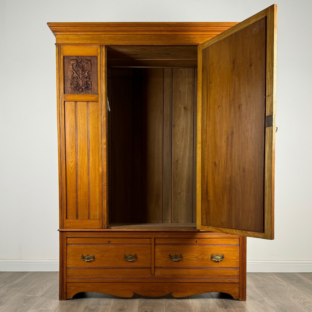 Antique Large 20th Century Wardrobe In Oak 
 View II