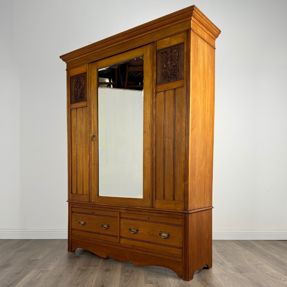 Antique Large 20th Century Wardrobe In Oak 
 View III