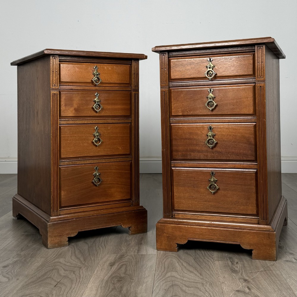 Antique 20th Century Pair Of Bedside Cabinets In Walnut 