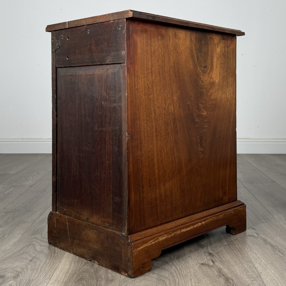 Antique 20th Century Pair Of Bedside Cabinets In Walnut  View VII