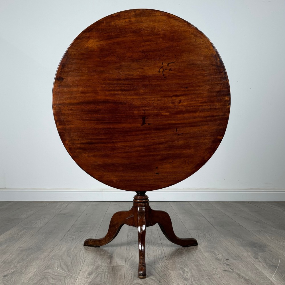 Antique 18th Century Round Tilt Top Table In Mahogany 
 View II