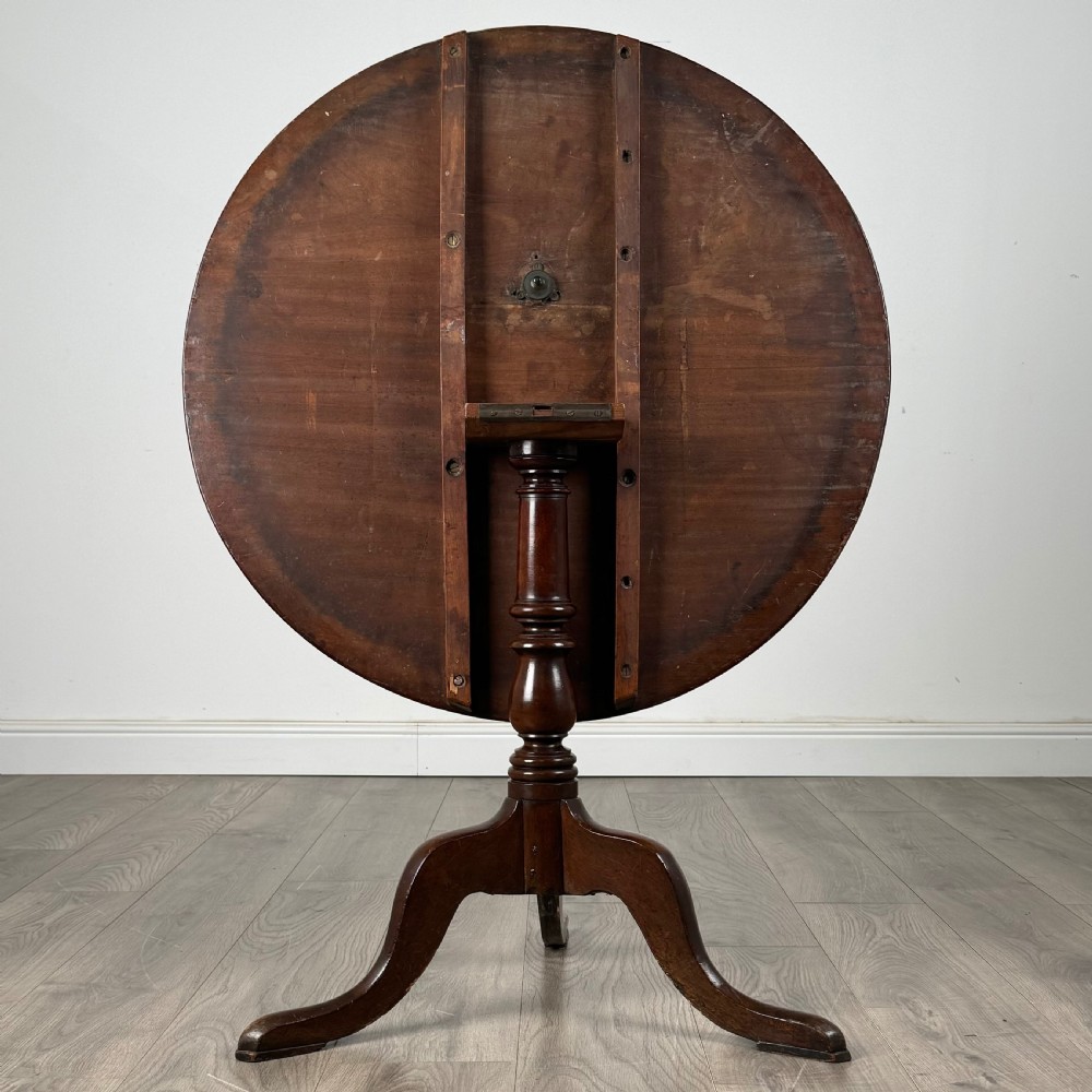 Antique 18th Century Round Tilt Top Table In Mahogany 
 View III