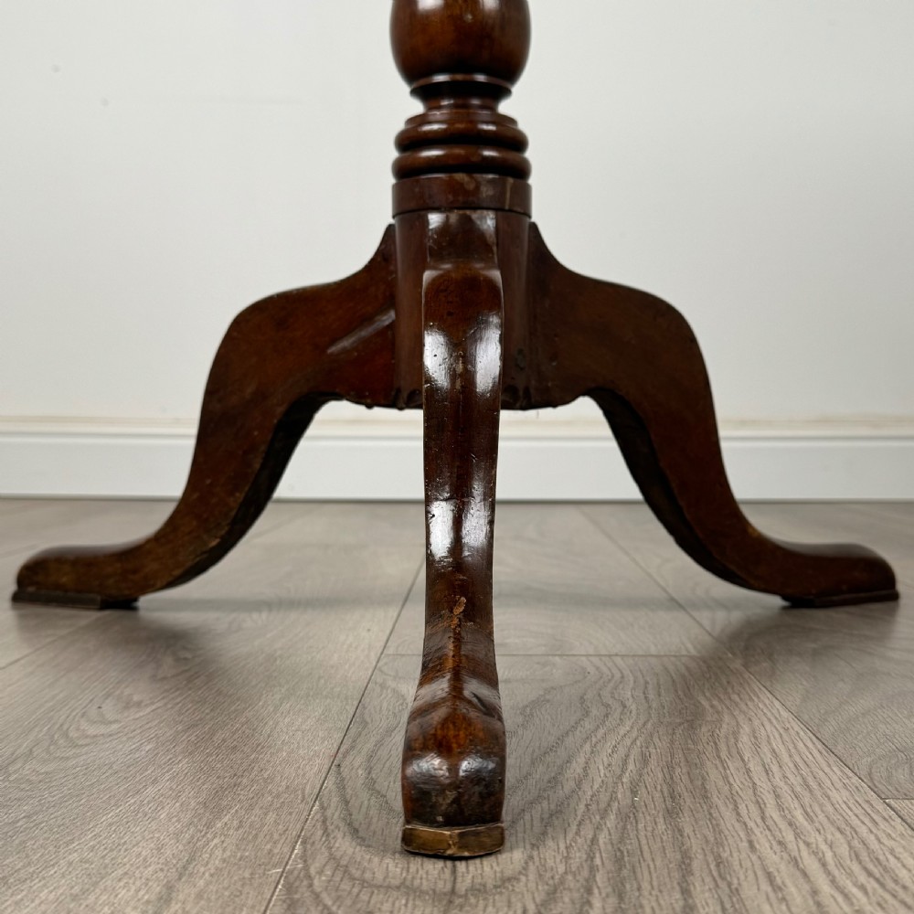 Antique 18th Century Round Tilt Top Table In Mahogany 
 View IV