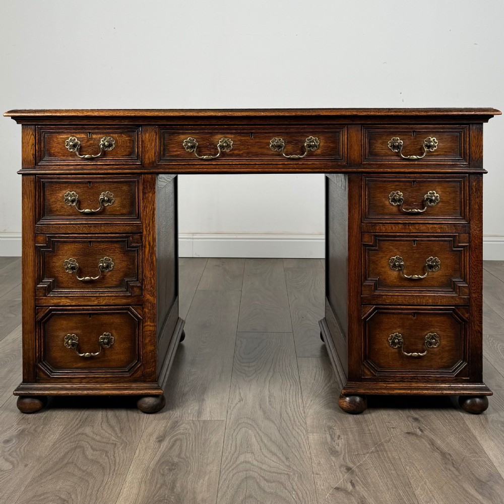 Antique Late 19th Century Jacobean Style Pedestal Desk In Oak 