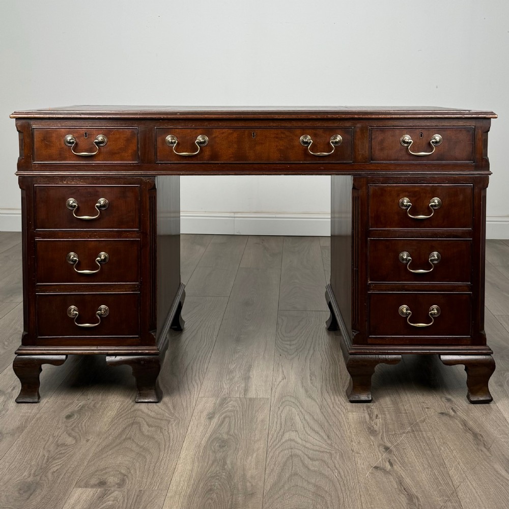 Antique 20th Century Pedestal Desk In Mahogany 
